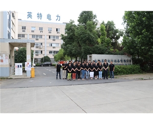 公司大門(mén)合影