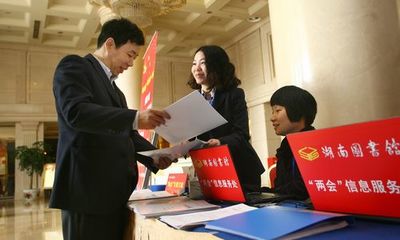 政協(xié)委員聚焦會(huì)場(chǎng)動(dòng)態(tài) 提供高效信息咨詢(xún)服務(wù)